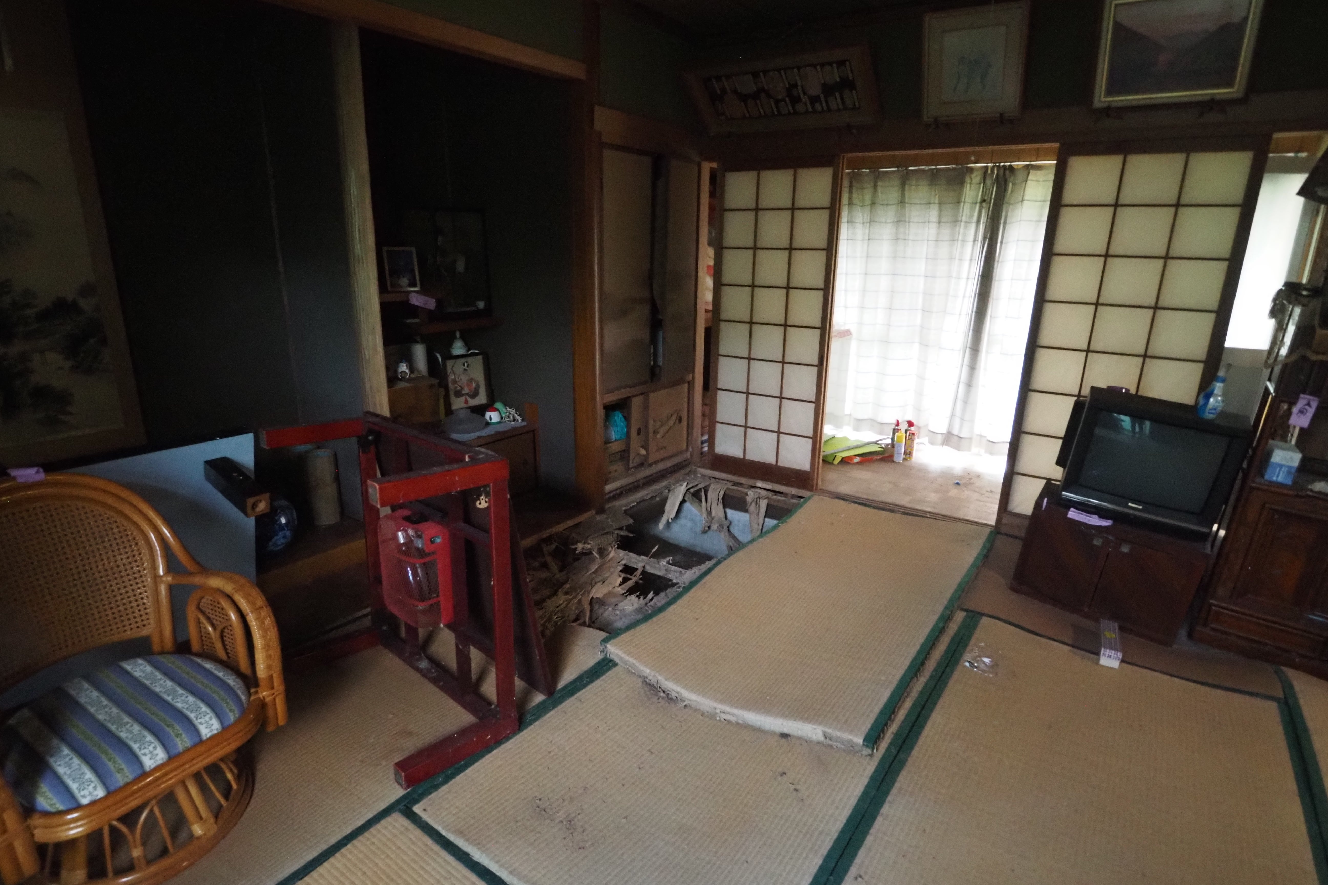 現在の室内。かなり傷んでいます