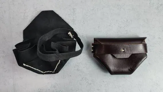 建物, 座る, ペア, バッグ が含まれている画像AI 生成コンテンツは誤りを含む可能性があります。