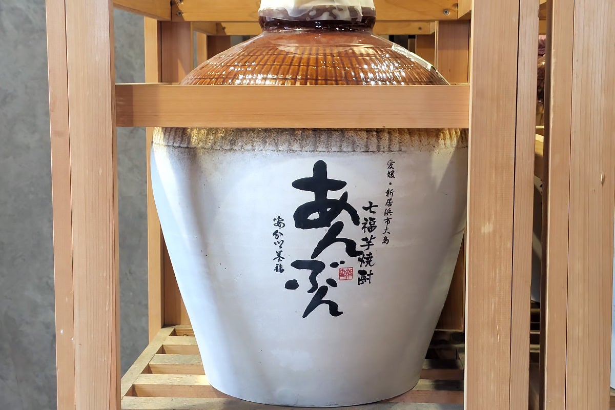 【写真】倉庫で発見された未開封甕入りの白芋焼酎(20年熟成)