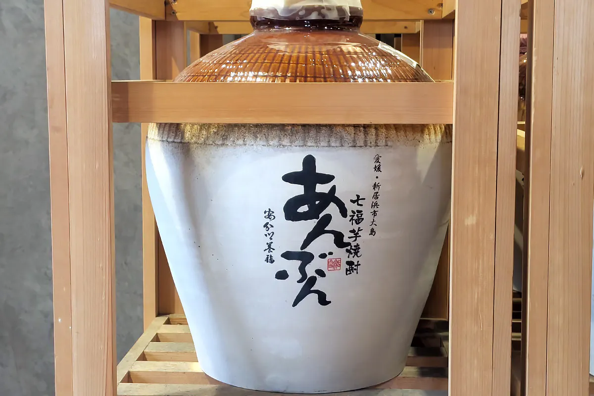 【写真】倉庫で発見された未開封甕入りの白芋焼酎（20年熟成）