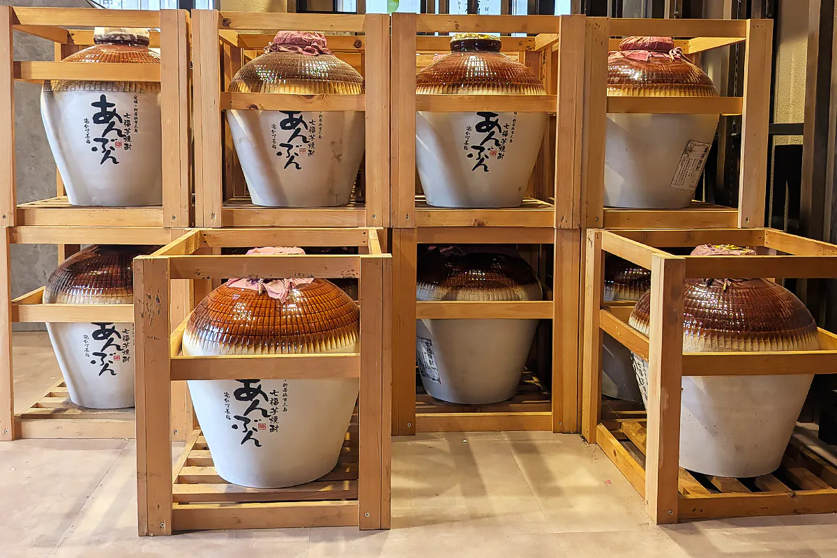 【写真】木枠に収められ、甕貯蔵されていた白芋焼酎たち