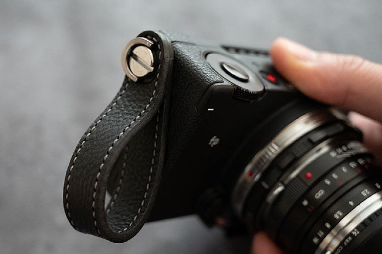 SIGMA fp/fplを携帯できるホールド感のあるレザーフィンガーバンド