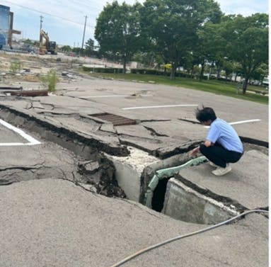 屋外, 道路, 男, ストリート が含まれている画像AI 生成コンテンツは誤りを含む可能性があります。