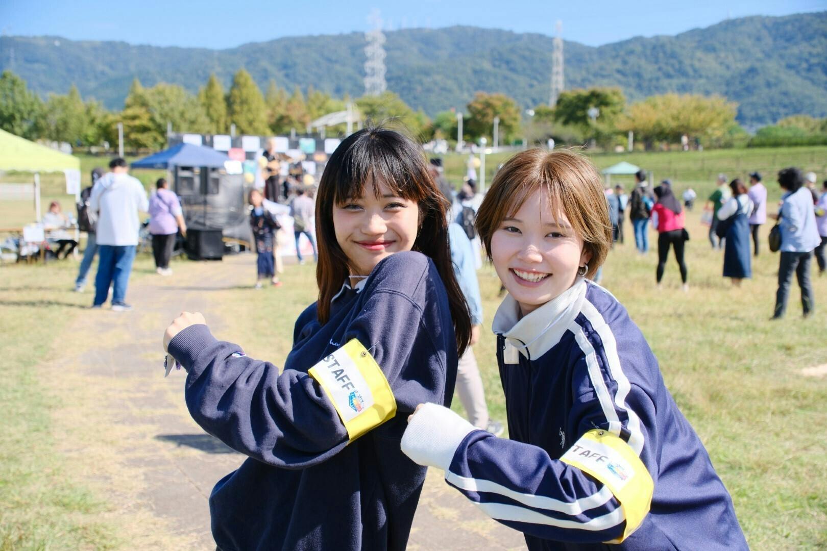 メインステージ司会の「夜好性のフクロウたちは...」のお二人  ←LiLiKA / cocono→