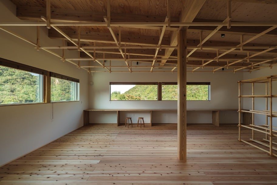 天井, 建物, 屋内, 床 が含まれている画像 自動的に生成された説明