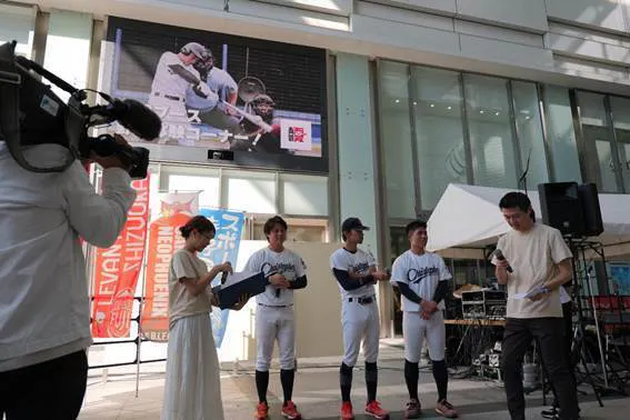 野球をしている人々AI 生成コンテンツは誤りを含む可能性があります。