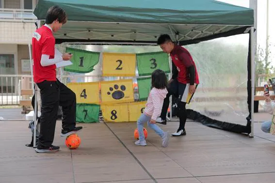 建物, 子供, 少年, 若い が含まれている画像AI 生成コンテンツは誤りを含む可能性があります。