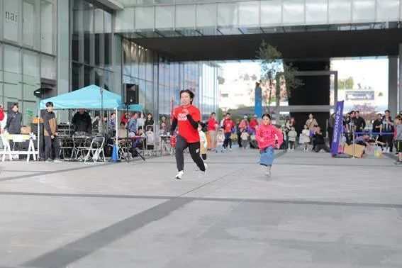 建物, 道路, 屋外, 子供 が含まれている画像AI 生成コンテンツは誤りを含む可能性があります。