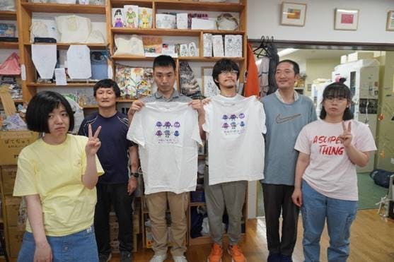 並んで立っている数人の人たちAI 生成コンテンツは誤りを含む可能性があります。