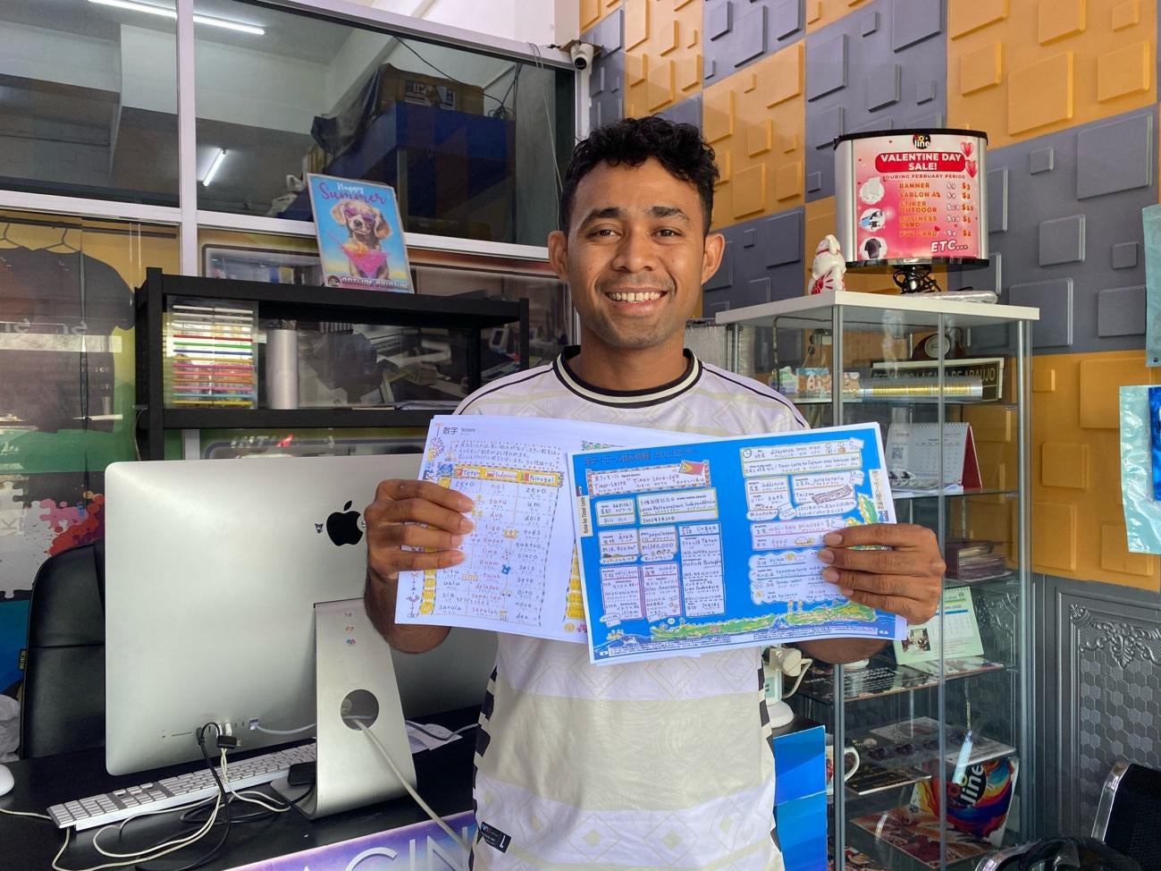 店の前に立っている男性 AI 生成コンテンツは誤りを含む可能性があります。