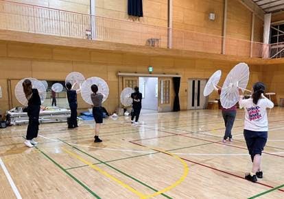 ウォーキング, グループ, スポーツゲーム, 民衆 が含まれている画像AI 生成コンテンツは誤りを含む可能性があります。