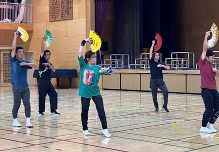 建物, 人, 屋外, ウォーキング が含まれている画像AI 生成コンテンツは誤りを含む可能性があります。