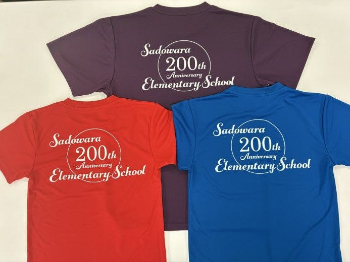 200周年のロゴが入った赤・青・紫のTシャツ