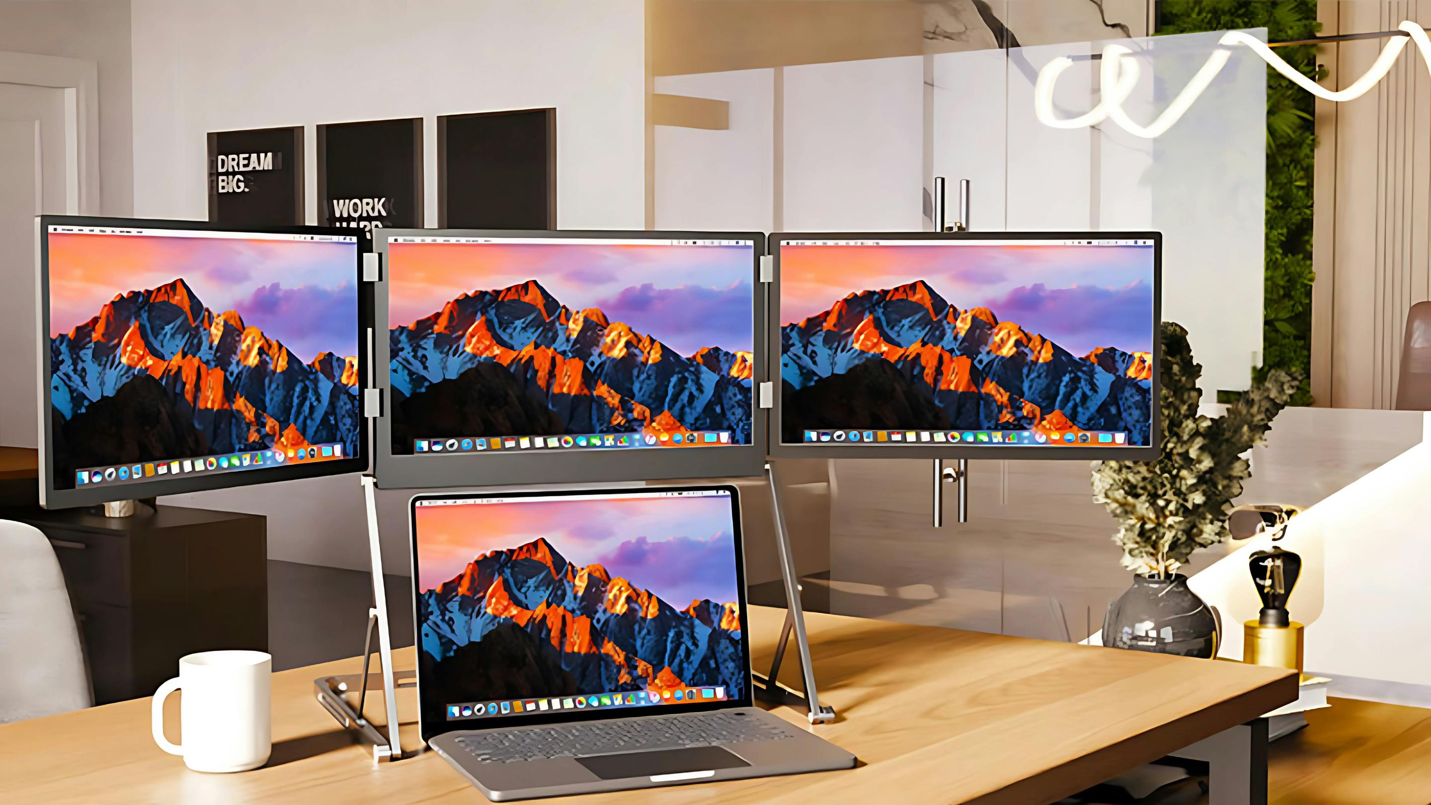 どこでもあなたのPC空間を3倍に激増！3画面モバイルモニター