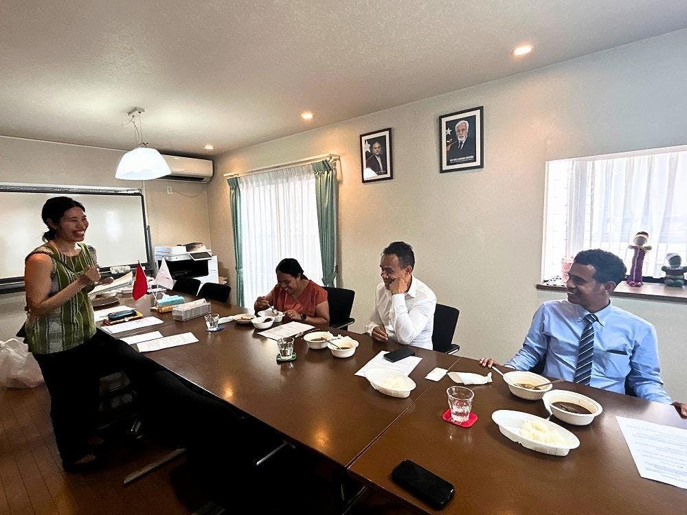 C:\Users\user\NAOKO 2024～\tetun 会話帳\クラファン関係\東ティモール料理 レトルト開発\大使館試食会写真\1000\大使館試食会写真　編集 (5).jpg