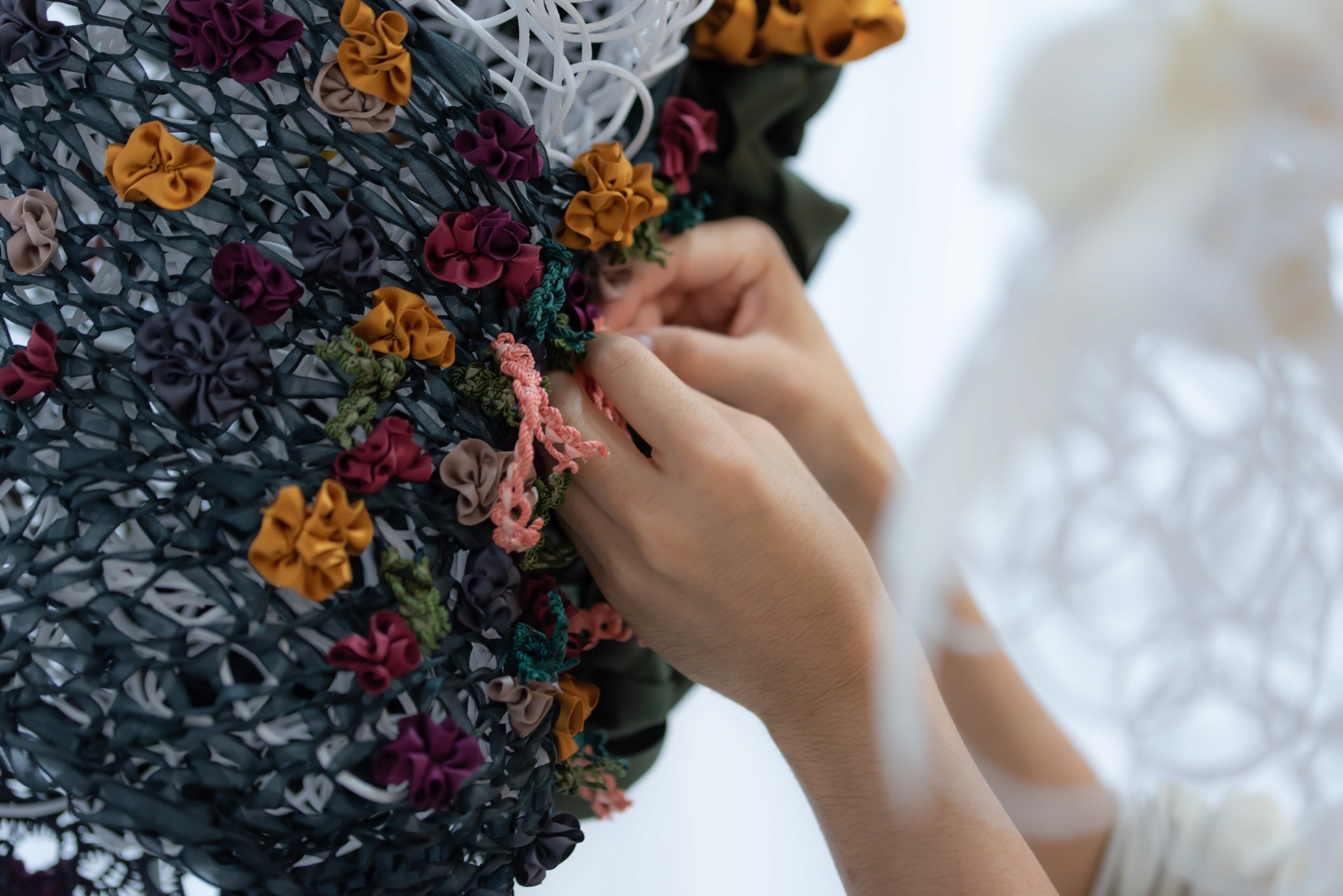 ラフォーレ原宿に展示される「1000輪のお花のドレス」をみんなで完成
