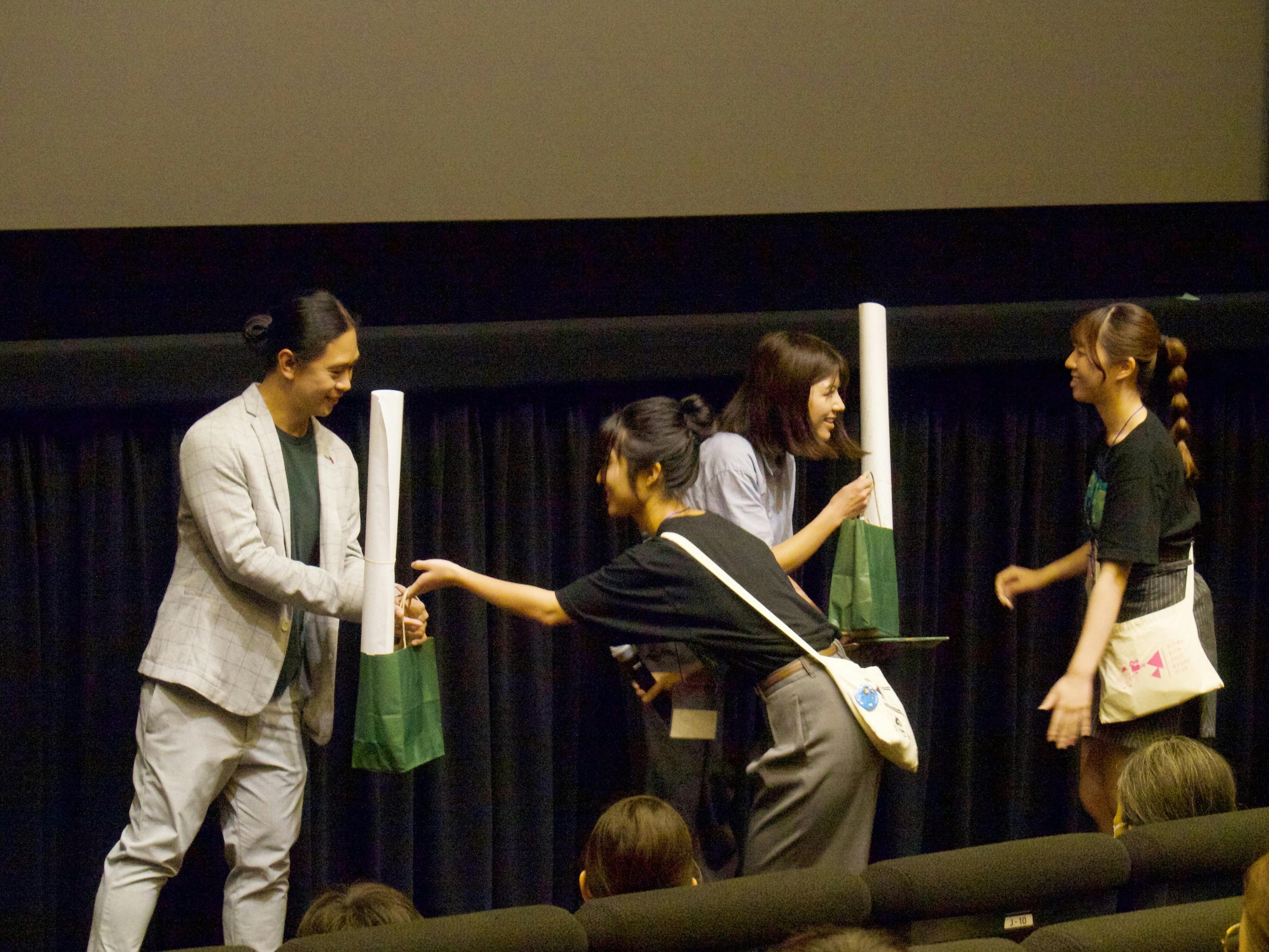 ゲスト2名へ子どもスタッフから寄せ書きと記念品を贈呈する様子