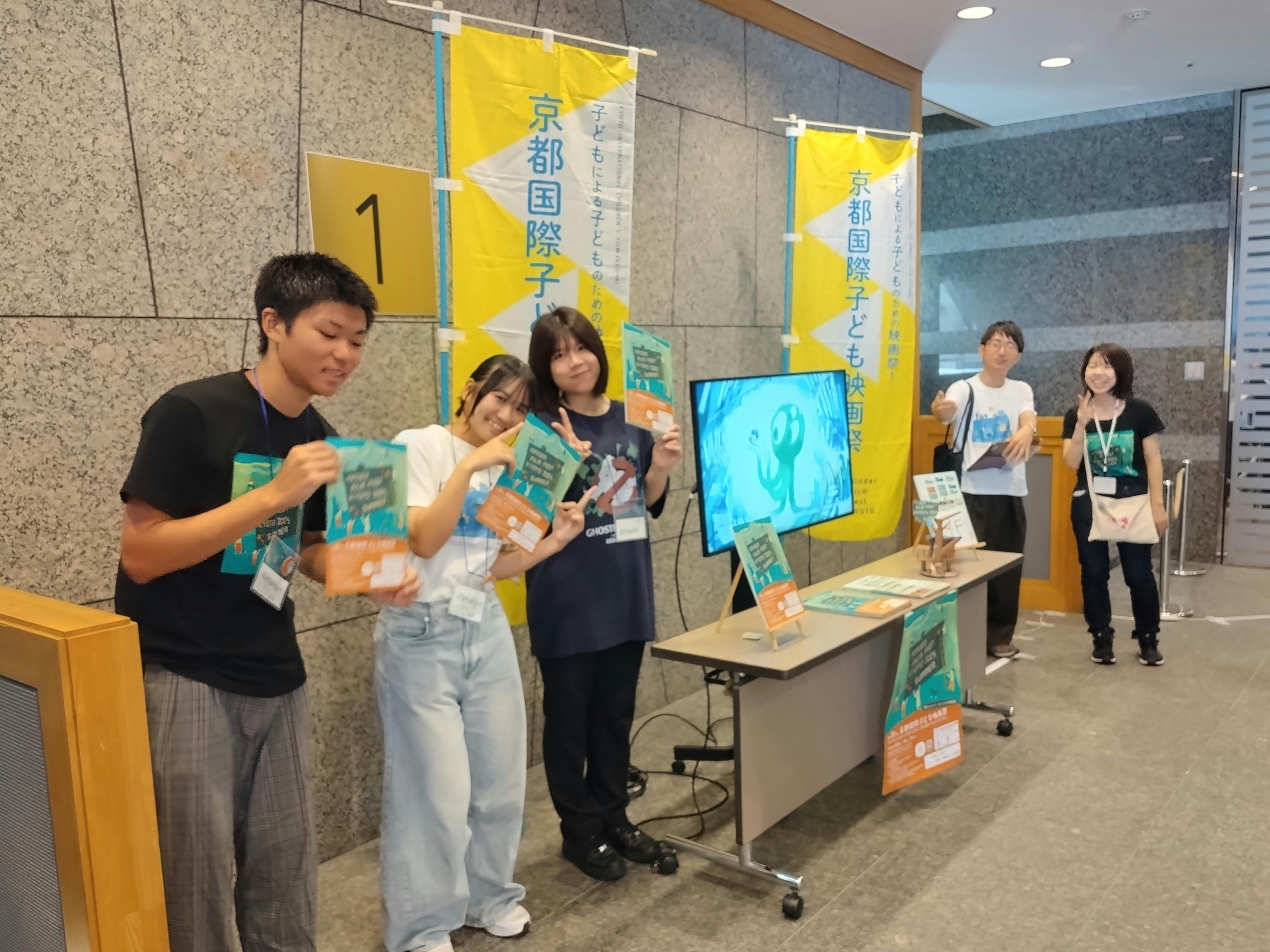 ロビーにてスタッフが映画祭の案内をしている様子