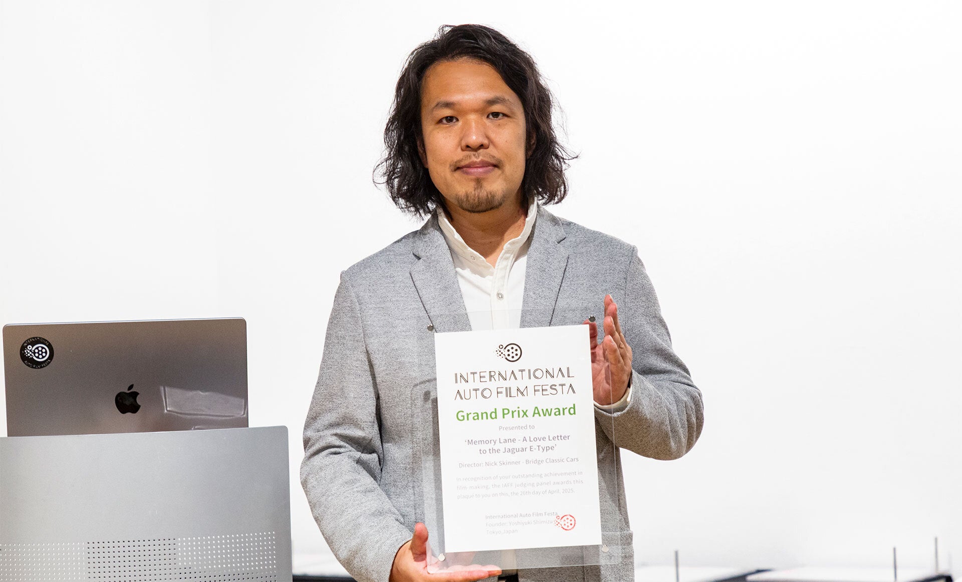 ＜グランプリ盾を持つ代表清水の写真＞