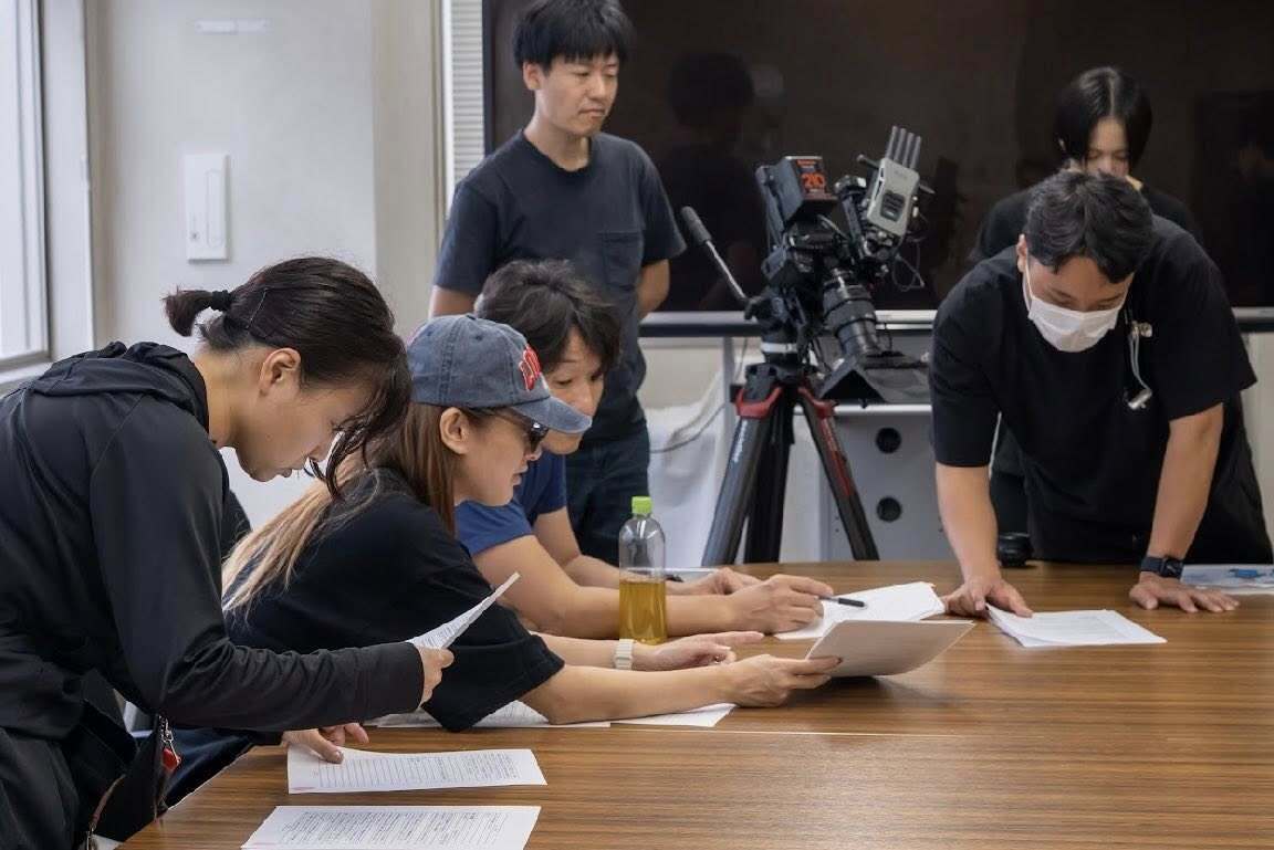 スタッフと相談している泊誠也監督