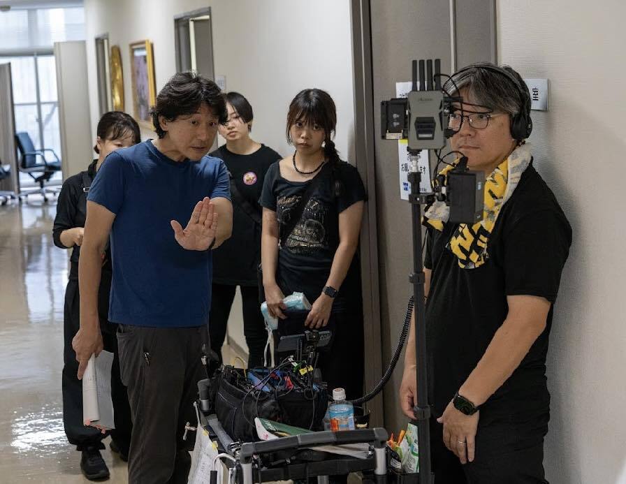 音響スタッフと話し合う泊誠也監督