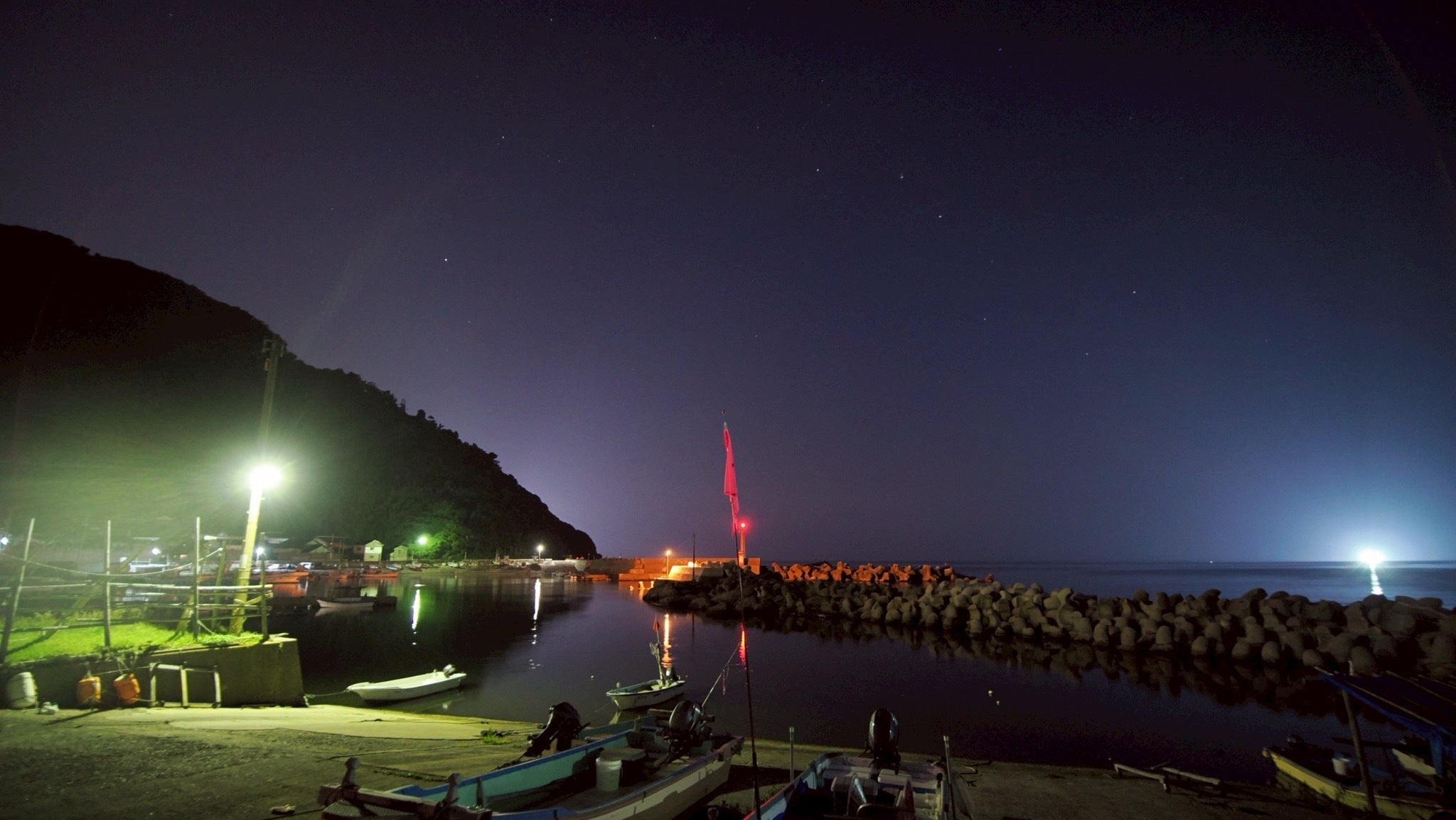 大沢町の震災前の夕景。漁火と灯台。