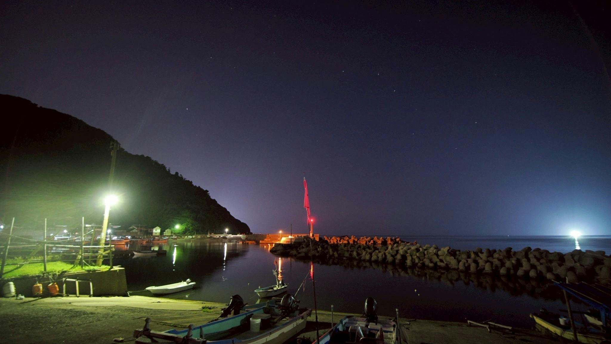 大沢町の震災前の夕景。漁火と灯台。