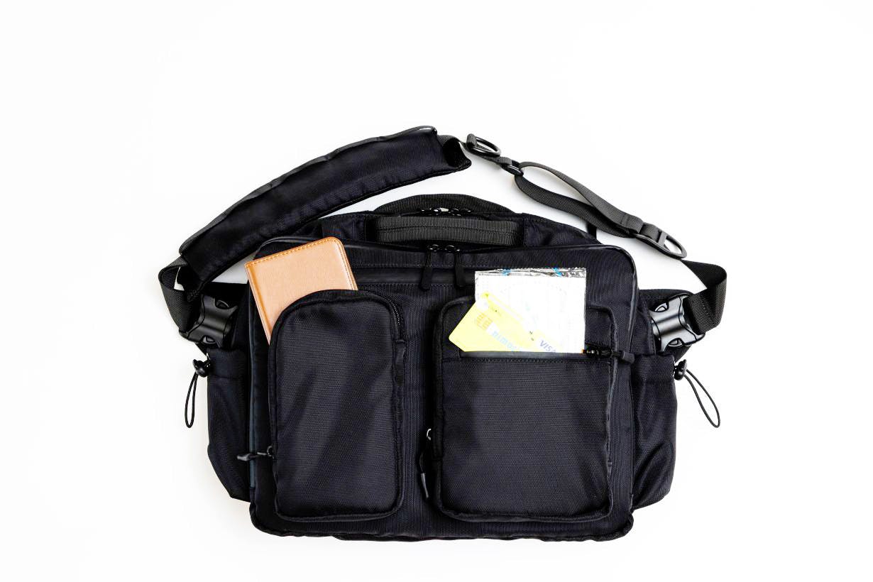 5つのエリアと21ポケットで収納革命！大容量3WAYバッグ - CAMPFIRE