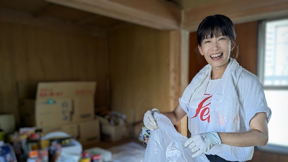 民家を片付ける様子