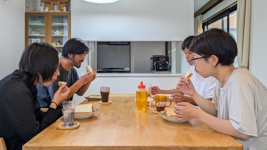 共同生活で朝食を食べる様子