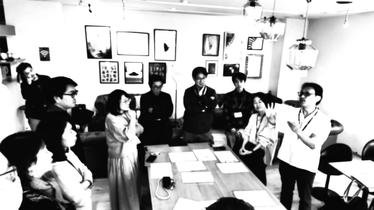 並んで立っている数人の人たちの白黒写真AI 生成コンテンツは誤りを含む可能性があります。