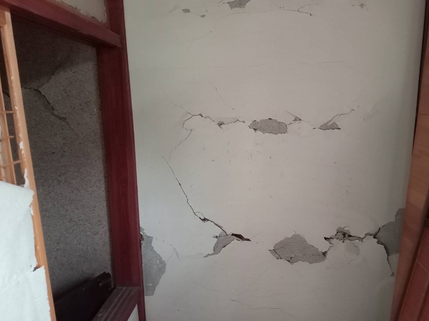 壁のひび割れの写真