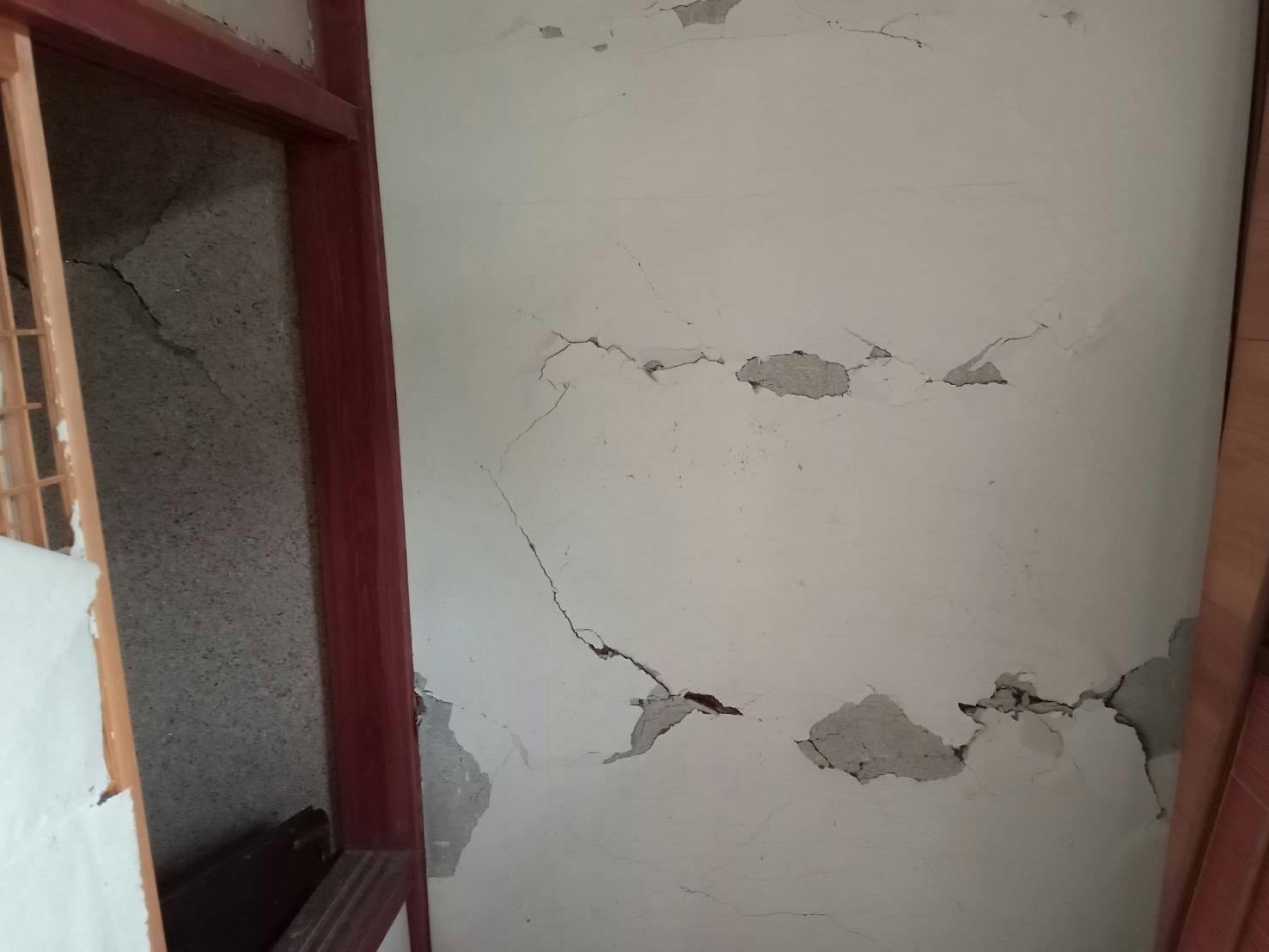 壁のひび割れの写真