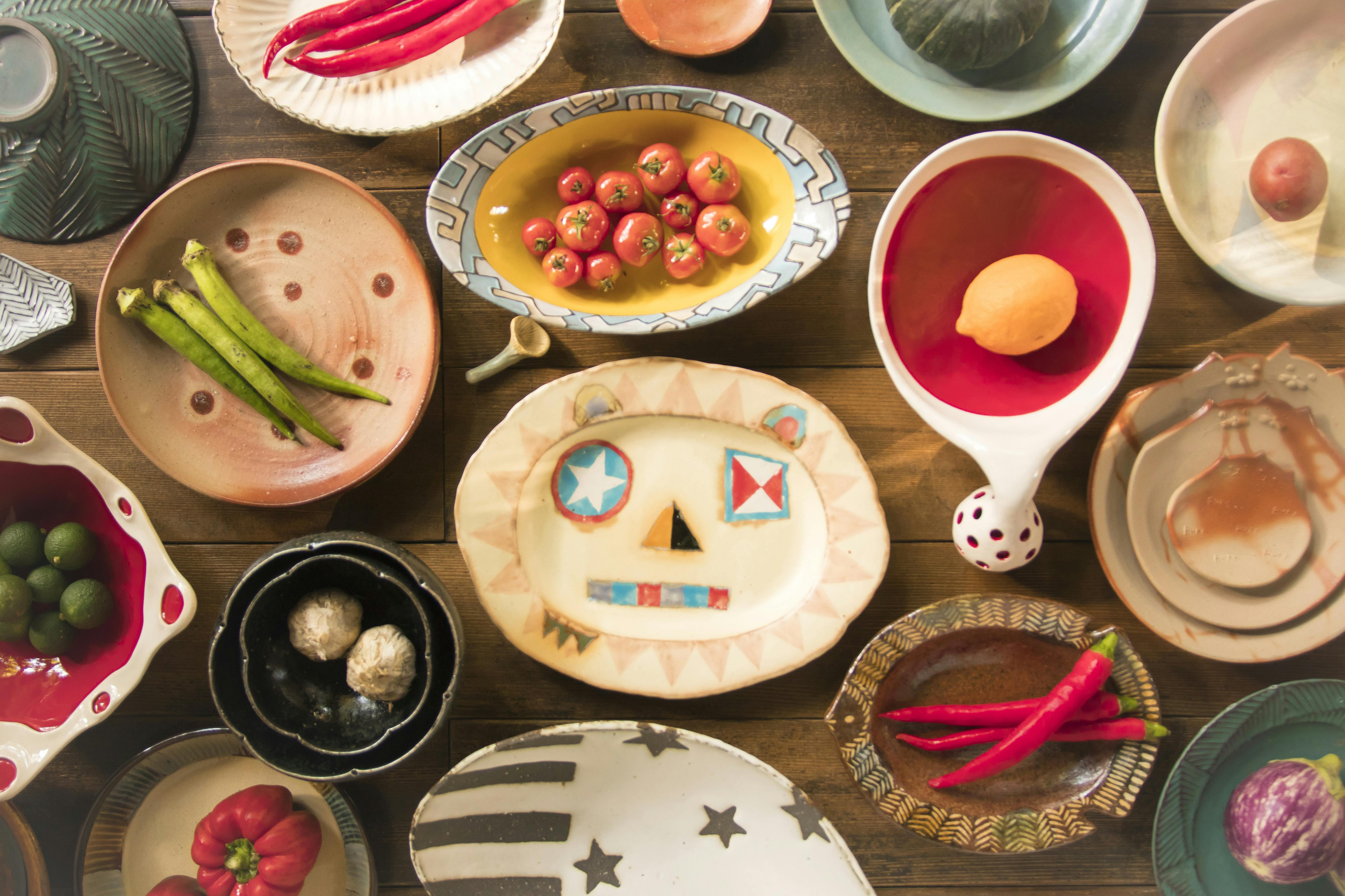 油亀の展覧会のために全国各地の作り手が生み出したうつわたち。