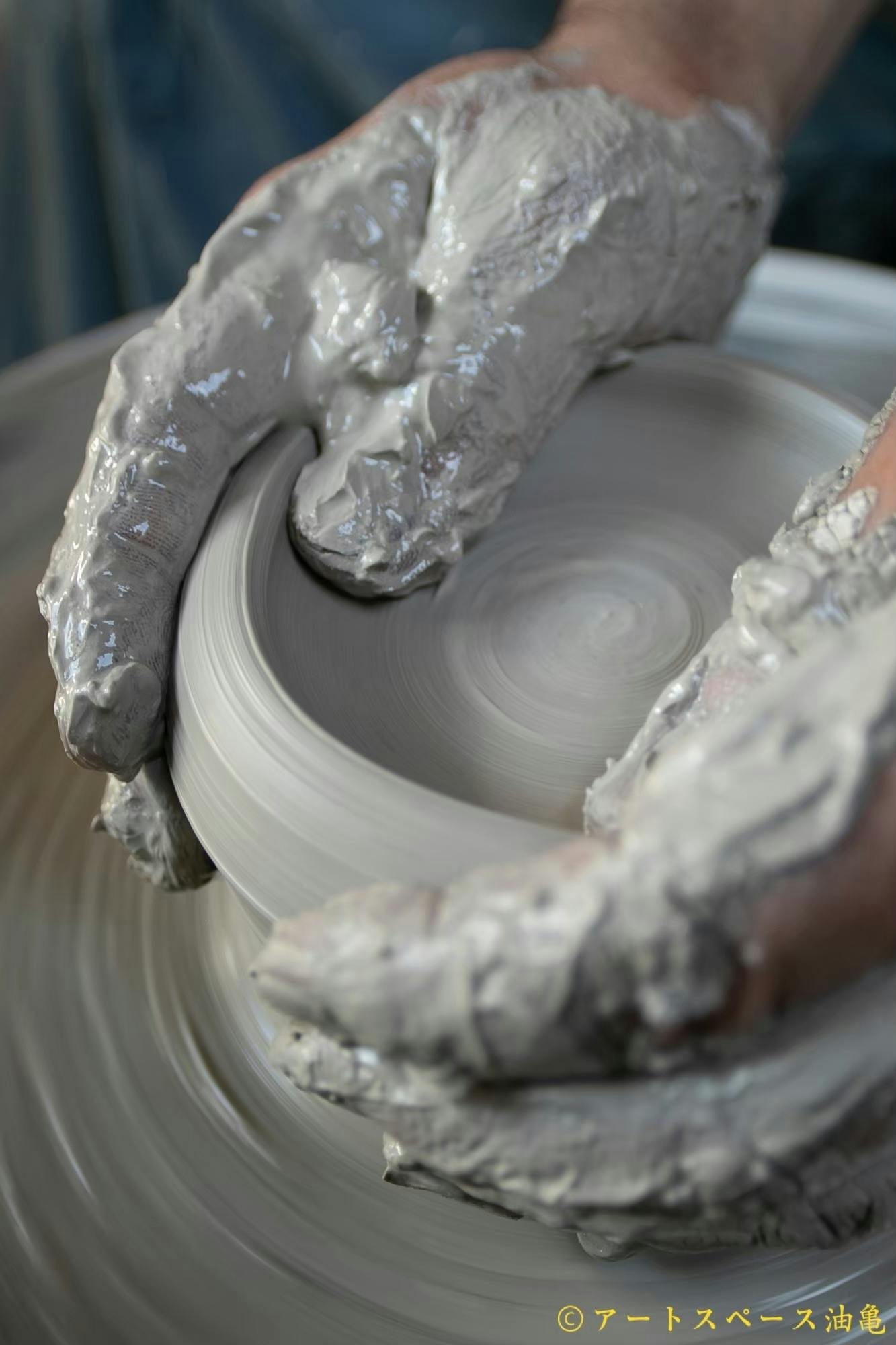 作り手による、うつわの制作風景。