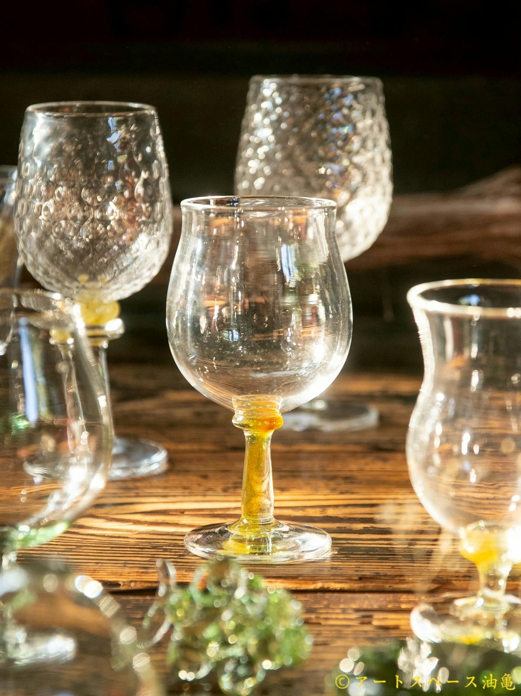 油亀独自の活動「リハイクル」から生まれたワイングラスは、倉敷のガラス作家白神典大さんがぶどうの剪定木の灰を溶かして吹き上げました。