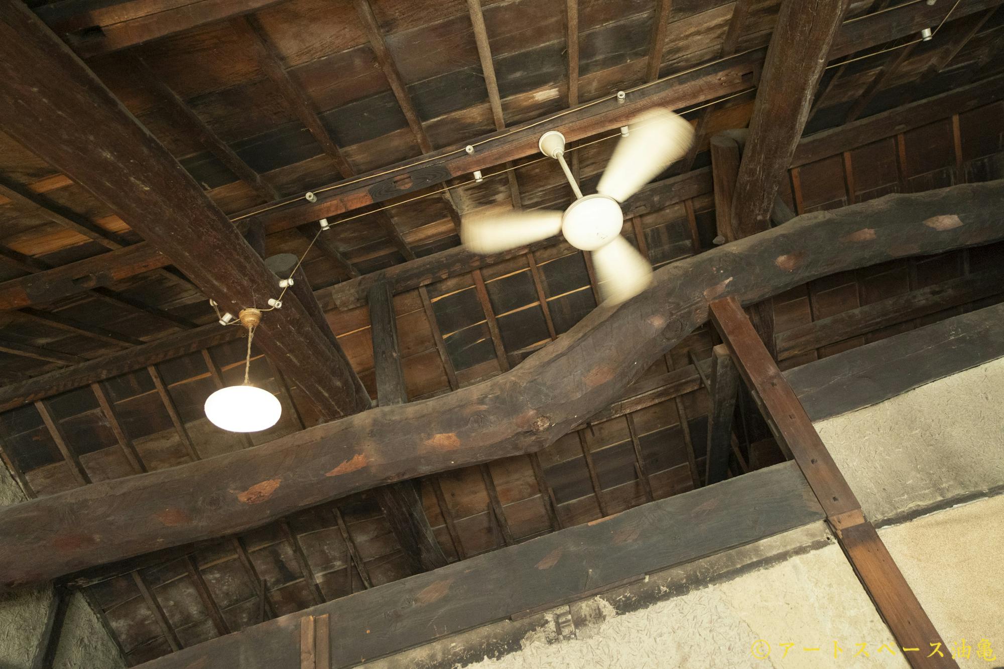 土間から見上げた天井には、龍のような梁があり、明治時代の天井が見えます。