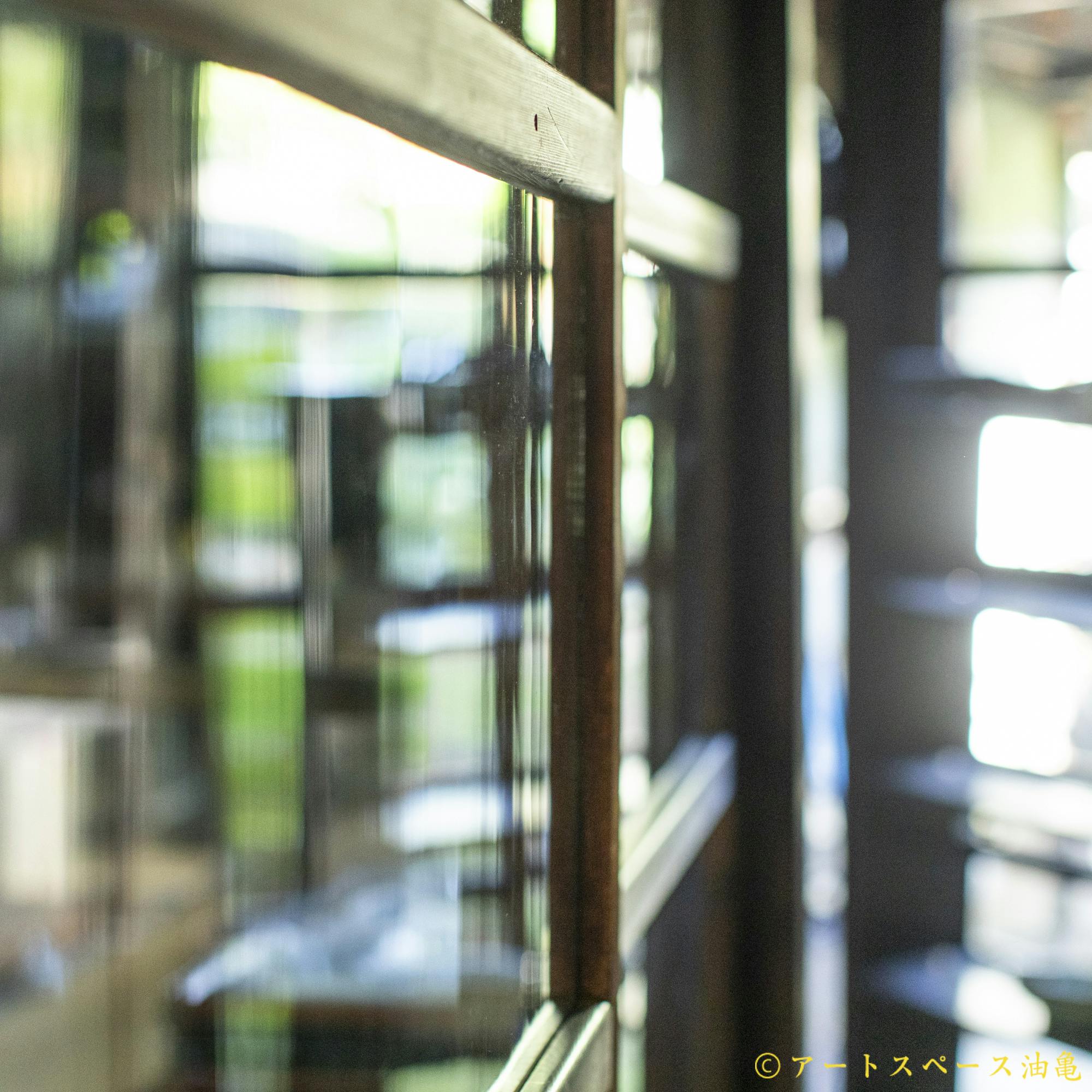 昔の職人さんが作った、宙吹きガラスがゆらぐ窓ガラス
