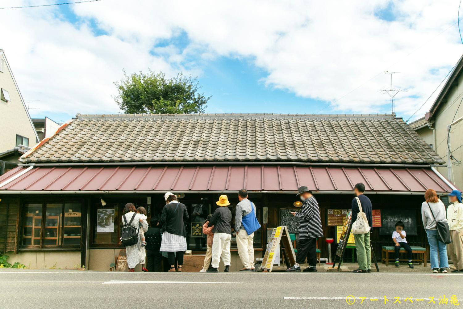 展覧会を楽しむために、行列ができることも。