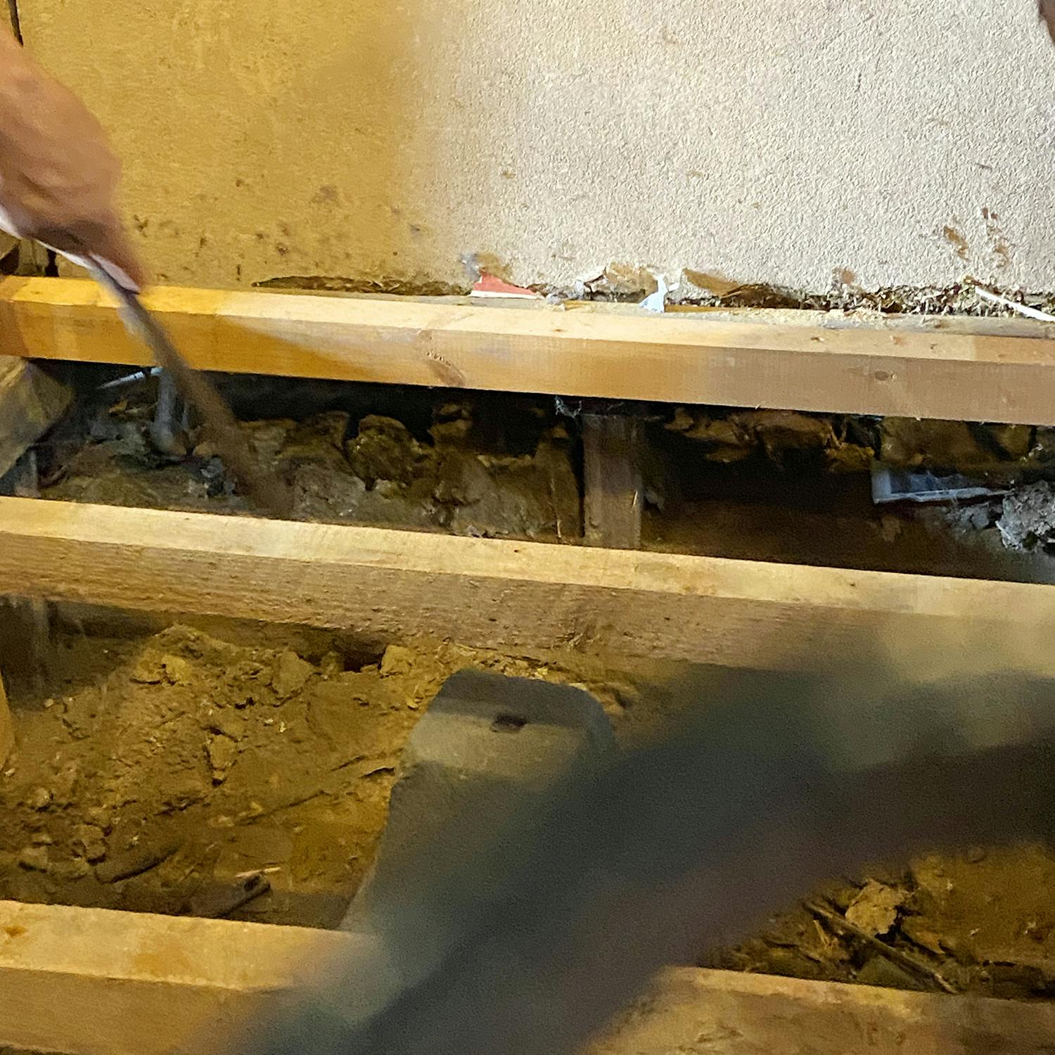 長年の雨水の侵食により朽ちてしまった柱や壁。