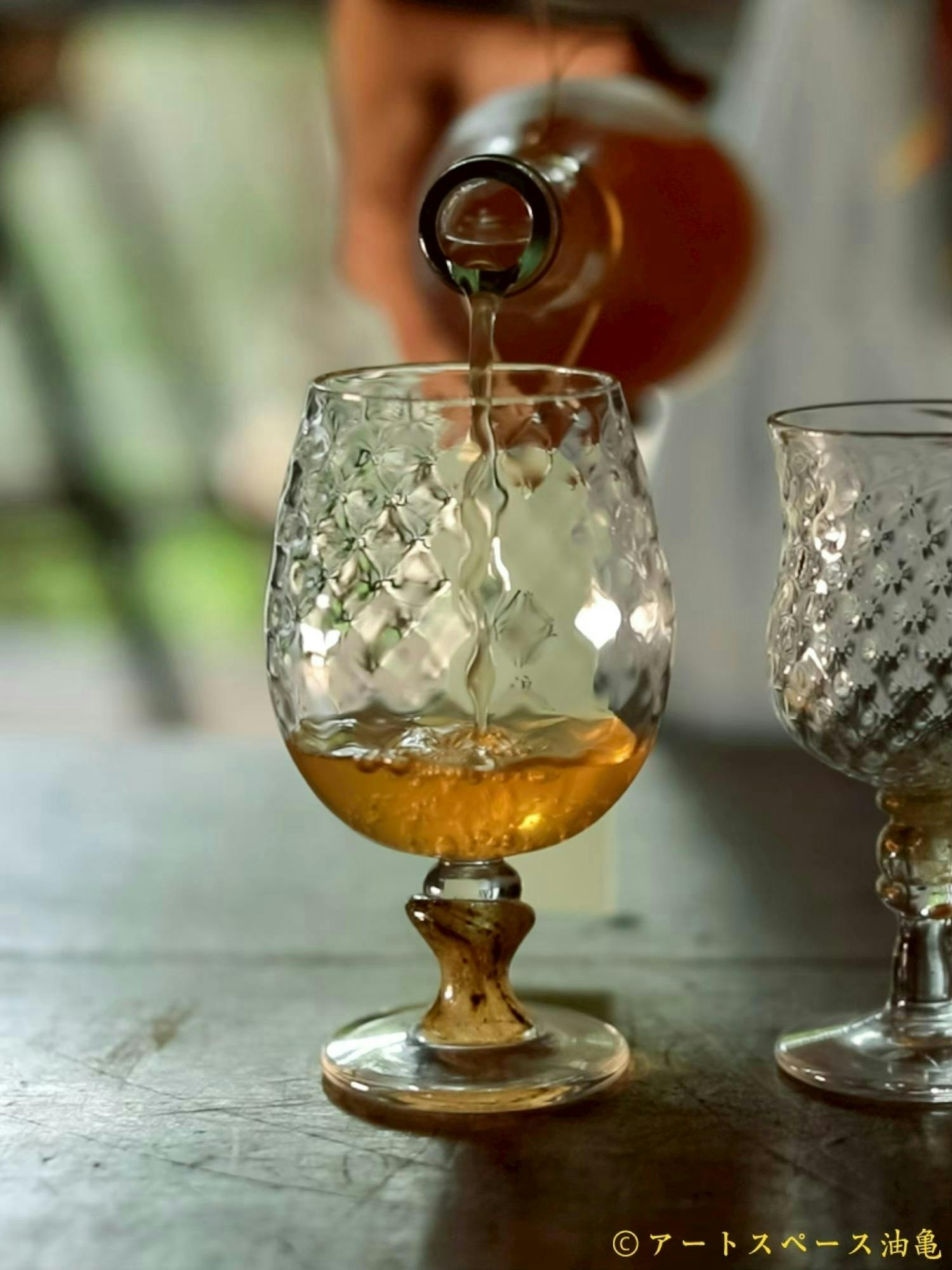 ぶどうの剪定木を燃やした灰から生まれたワイングラスと、そのぶどうから作られたGRAPE SHIPさんのナチュラルワイン。