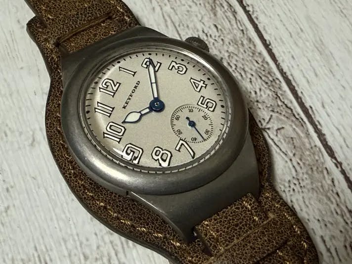 憧れのアンティークと間違う程、1907年の名作時計を忠実に再現してい