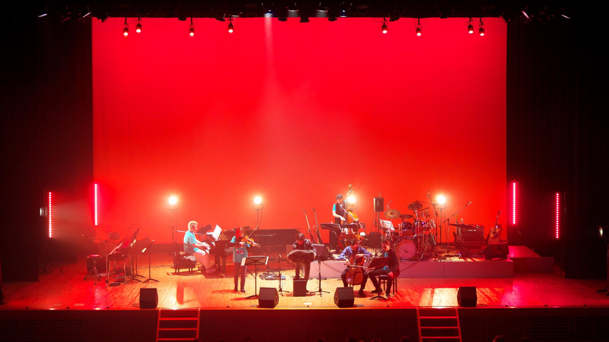 写真）真っ赤な情熱的ステージで繰り広げられたリベルタンゴ　左からバイオリン　バンドネオン　チェロ