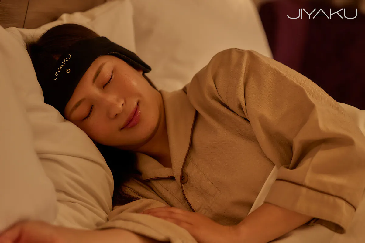 ジヤクを装着して寝ている女性の写真