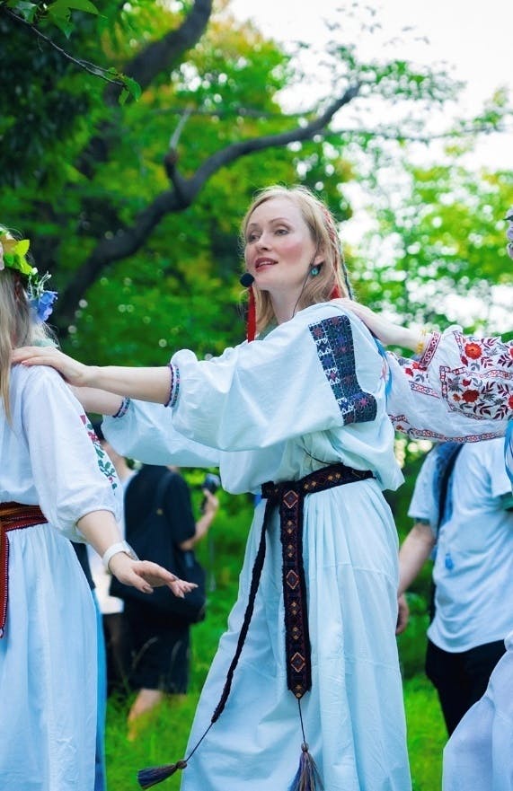 人, 屋外, 草, 女の子 が含まれている画像AI 生成コンテンツは誤りを含む可能性があります。