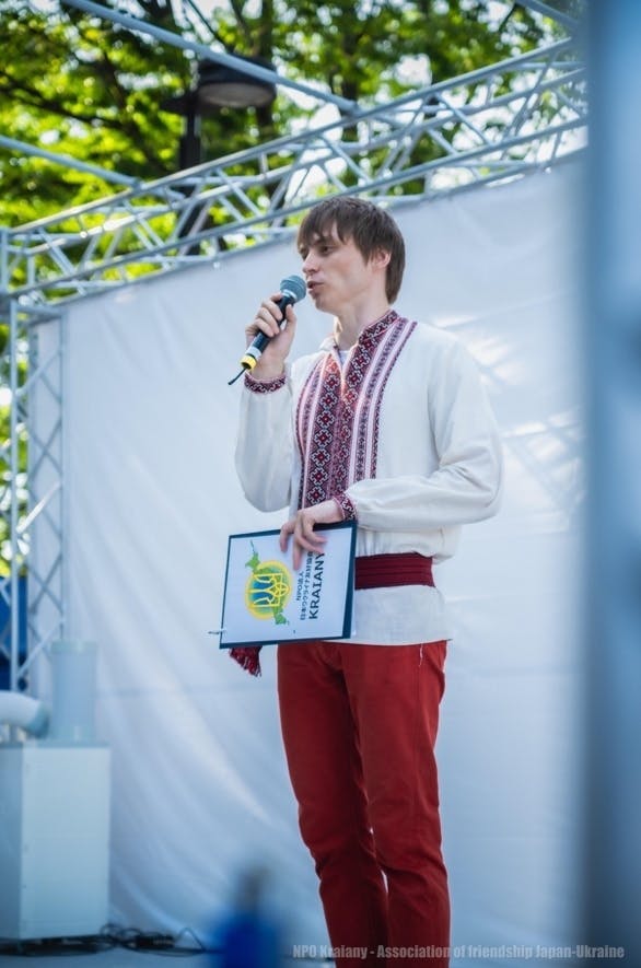 屋外に立っている男性AI 生成コンテンツは誤りを含む可能性があります。