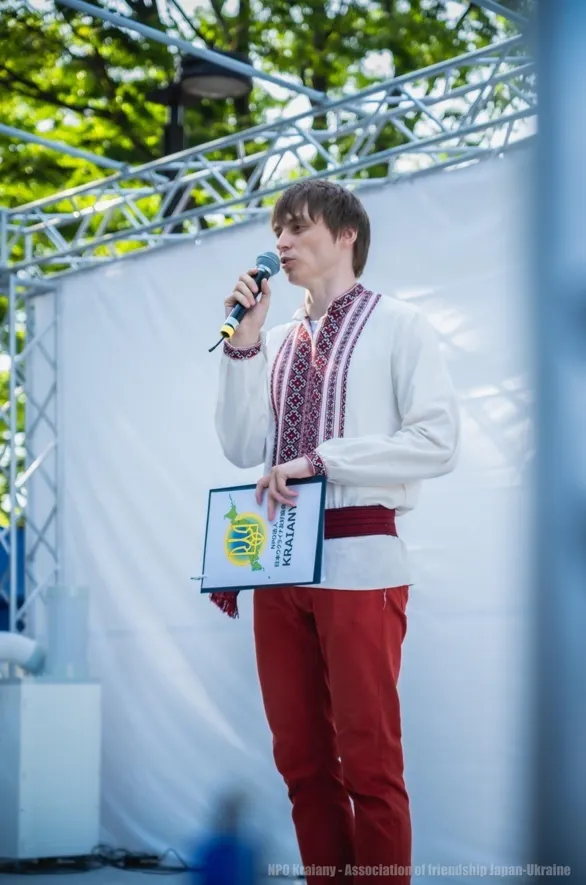 屋外に立っている男性AI 生成コンテンツは誤りを含む可能性があります。