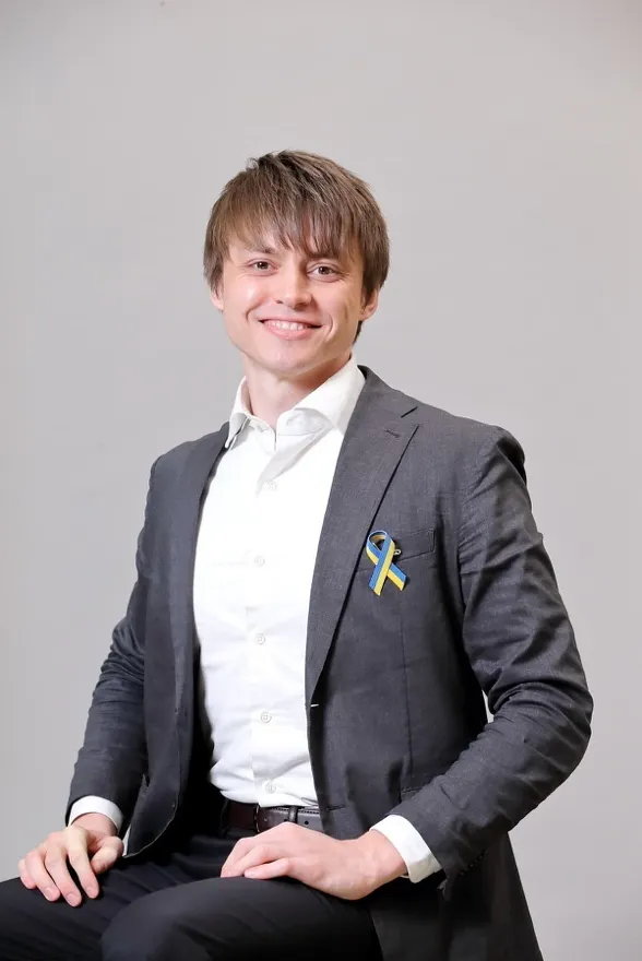 スーツを着た男性AI 生成コンテンツは誤りを含む可能性があります。