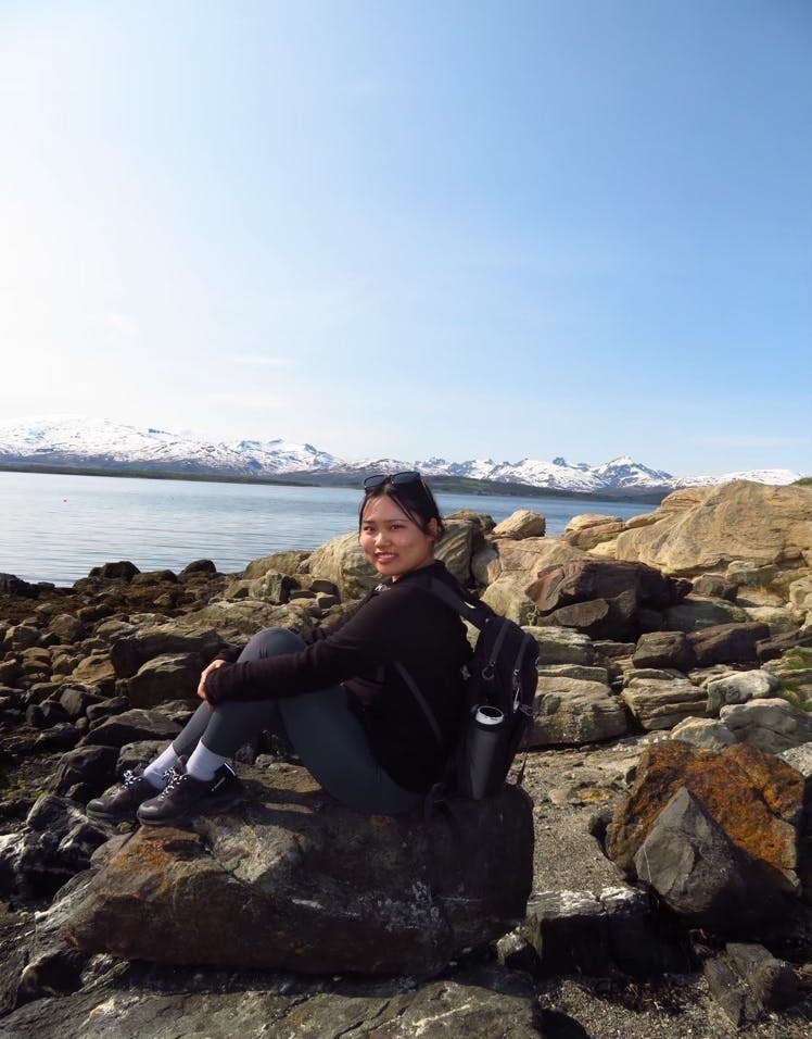 海の岩の上に座っている男性AI 生成コンテンツは誤りを含む可能性があります。