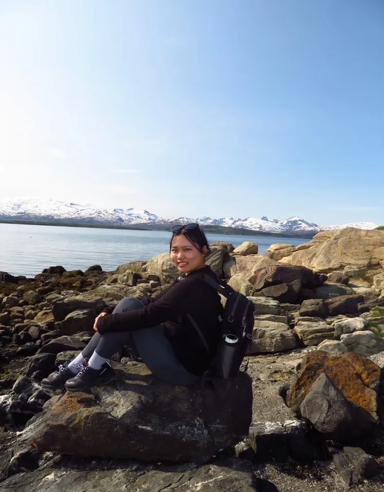 海の岩の上に座っている男性AI 生成コンテンツは誤りを含む可能性があります。